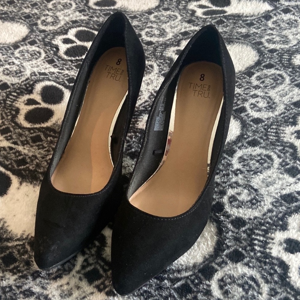 Black closed soft heels